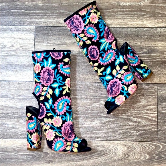 Liliana Shoes - Liliana Floral Embroidered Peep Toe Bootie